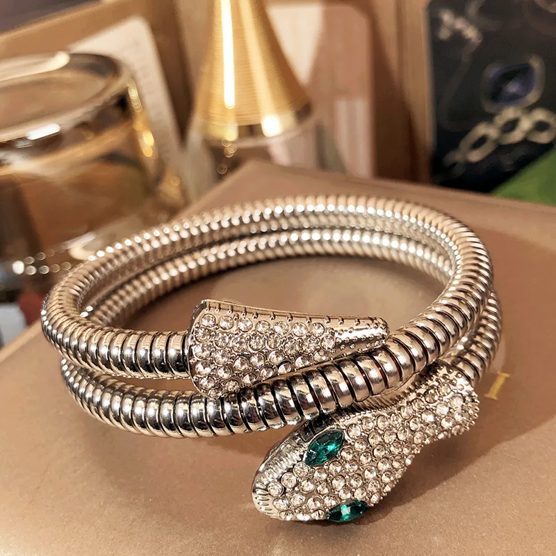 Collar o pulsera de serpiente exagerada