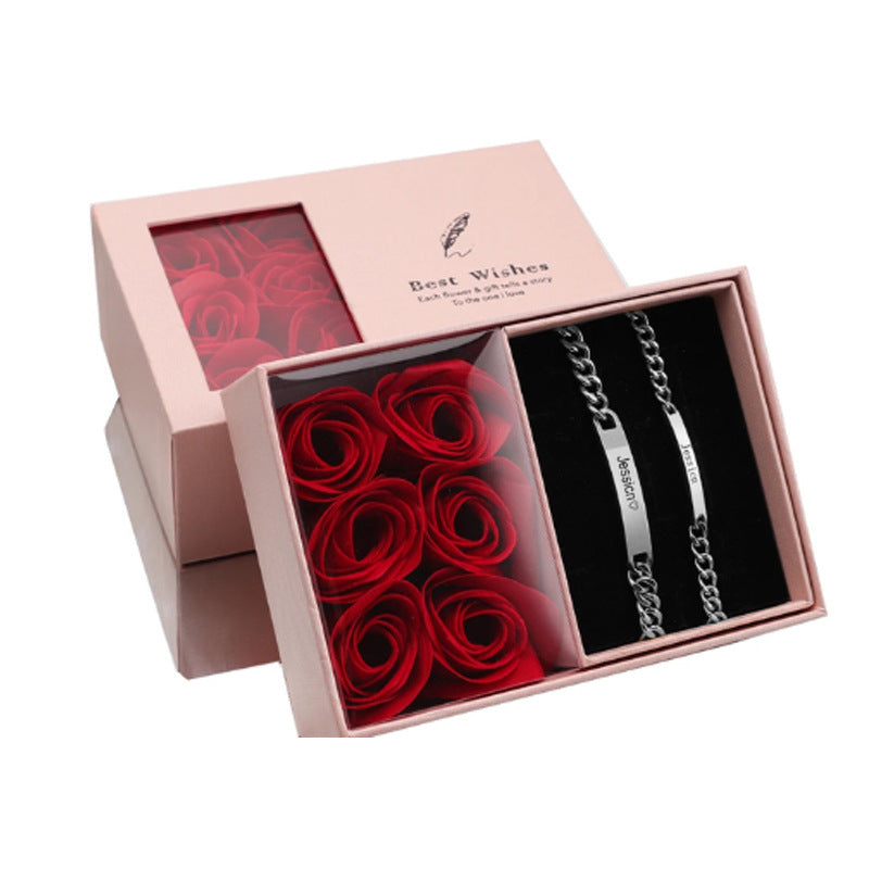 Pulsera grabable con nombre y caja de regalo rosa