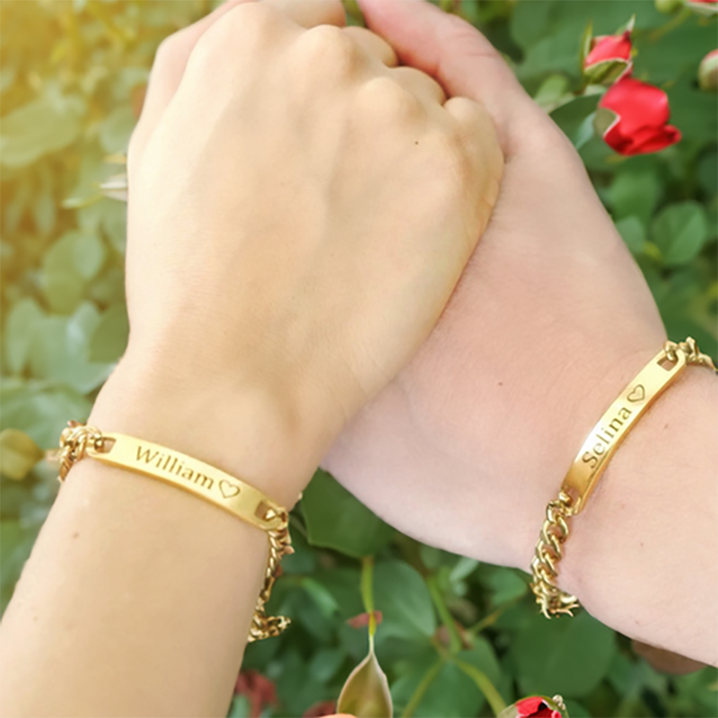 Pulsera grabable con nombre y caja de regalo rosa