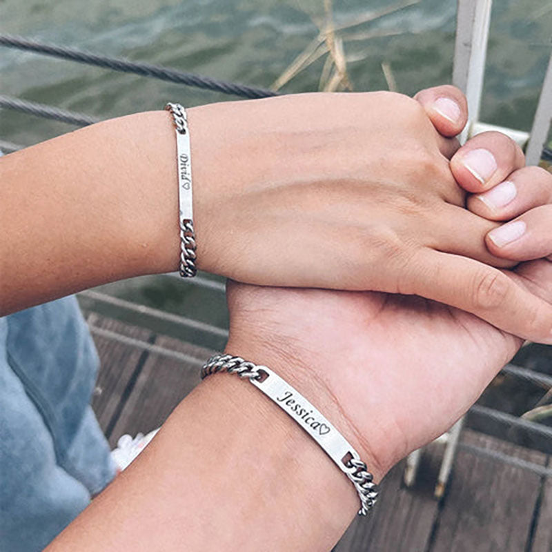 Pulsera grabable con nombre y caja de regalo rosa