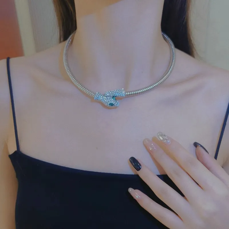 Collar o pulsera de serpiente exagerada