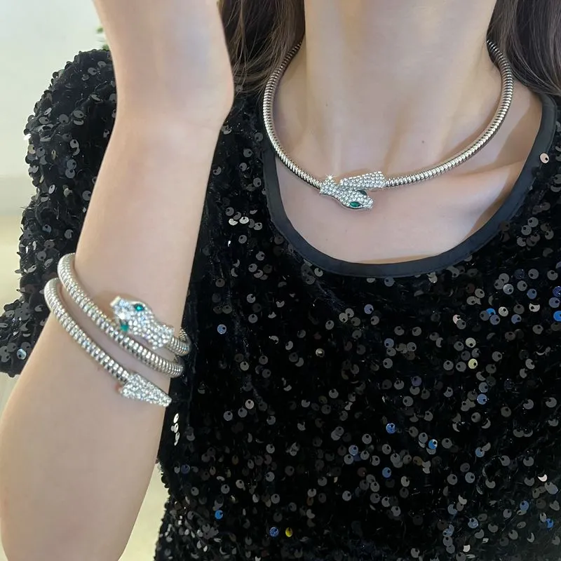 Collar o pulsera de serpiente exagerada