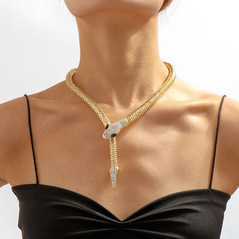 Collar o pulsera de serpiente exagerada