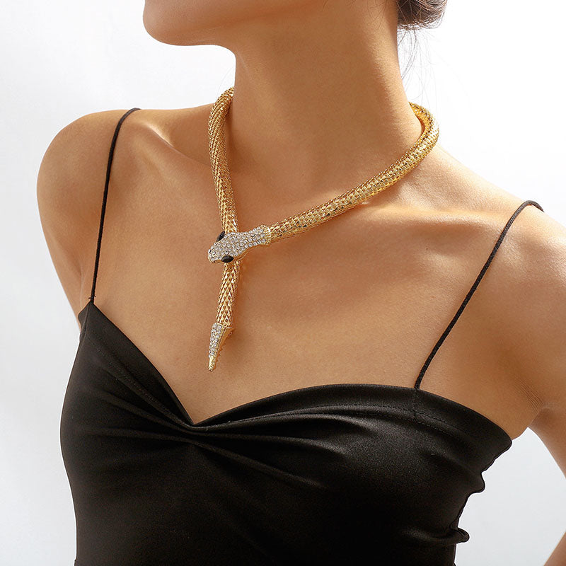 Collar o pulsera de serpiente exagerada