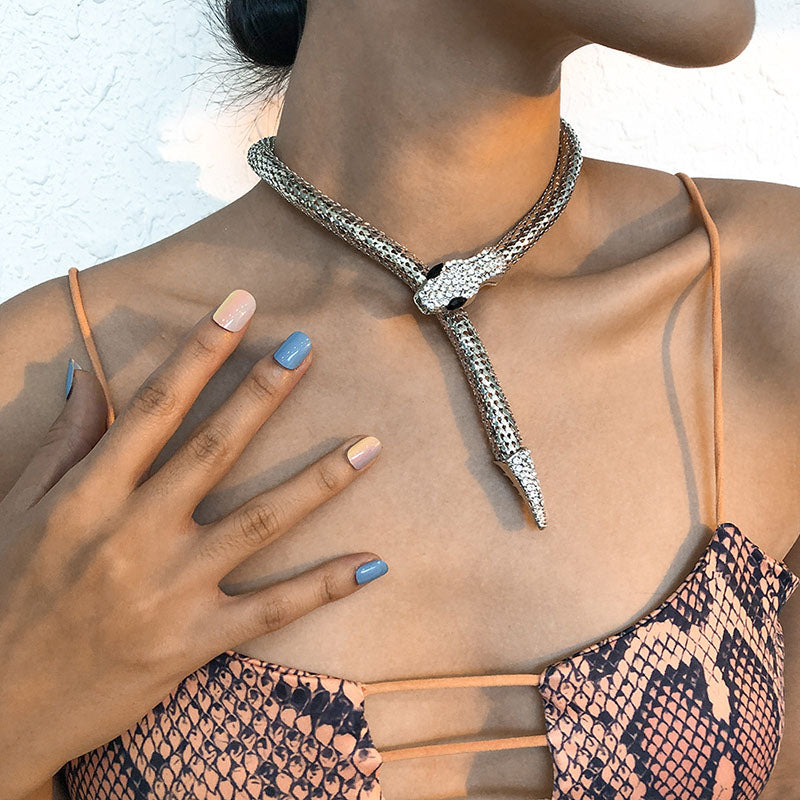 Collar o pulsera de serpiente exagerada