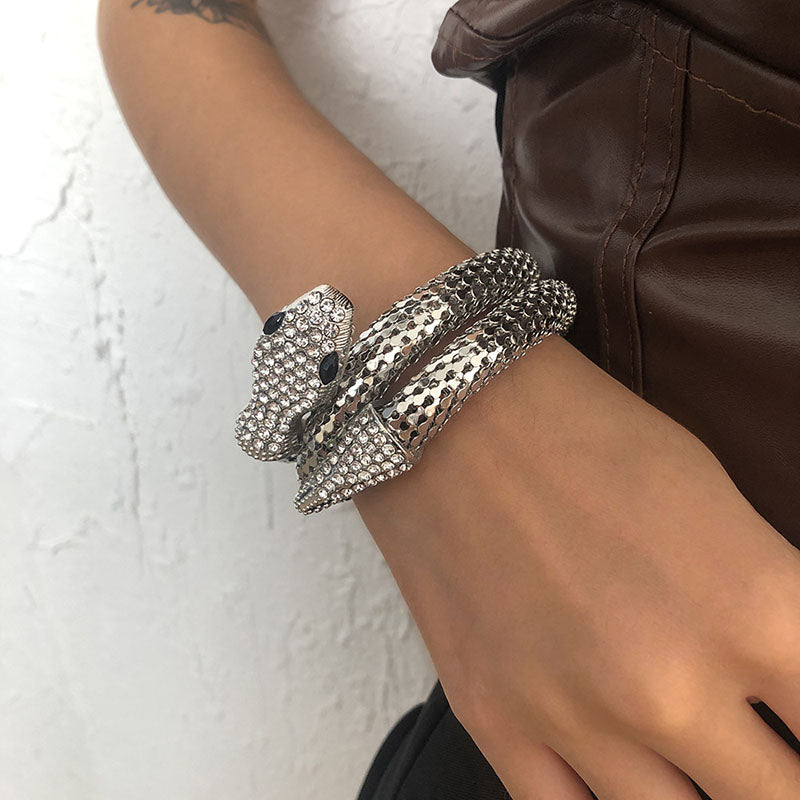 Collar o pulsera de serpiente exagerada