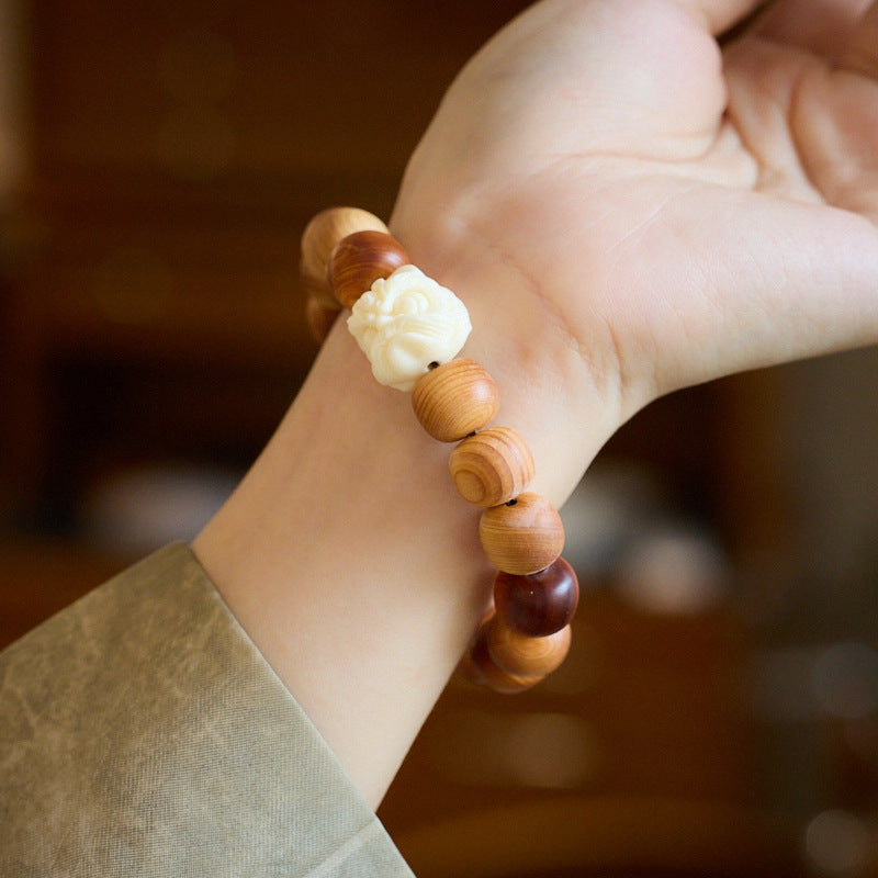 Pulsera de cuentas de tuya y león