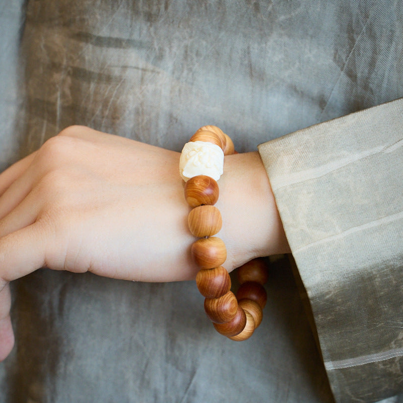 Pulsera de cuentas de tuya y león