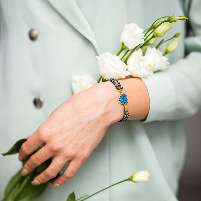 Pulsera trenzada con gema de corazón